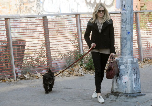 Sienna Miller thảnh thơi dạo phố cùng cú có tên Bess.